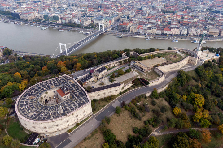 Ötmilliárdból erősíti meg a Citadella falait és épít 35 méteres zászlórudat Mészáros Lőrinc és Garancsi István cége