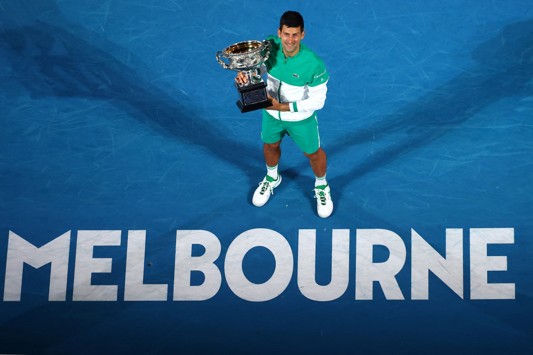 Novak Djoković a 2021-es Australian Open-győzelem után – Fotó: PATRICK HAMILTON / AFP