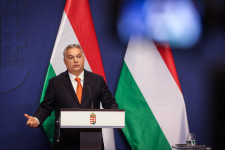 Több száz nem titkos, de nem is nyilvános kétezres határozatot hoztak Orbánék 2021-ben