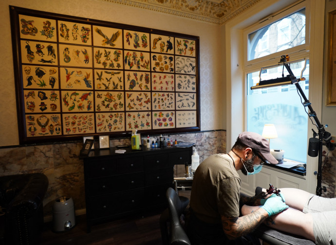 Sebastian Makowski hamburgi tetoválóművész dolgozik szalonjában 2021 novemberében – Fotó: Marcus Brandt / DPA / AFP