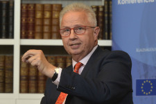 Trócsányi Lászlót, az Orbán-kormány korábbi igazságügyi miniszterét javasolják a Károli Gáspár Református Egyetem rektorának