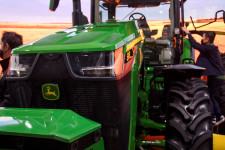 Megjelent a traktor, amely felveti a kérdést: kell-e a földműveléshez a gazda?