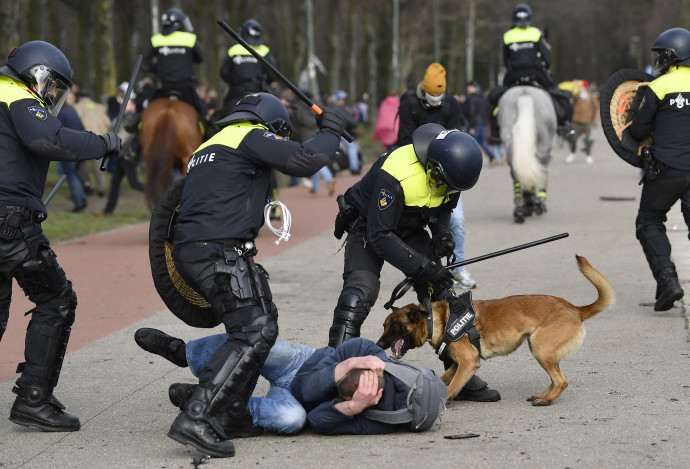 Rendőri brutalitás egy hágai tüntetésen 2021. március 14-én – Fotó: JOHN THYS / AFP
