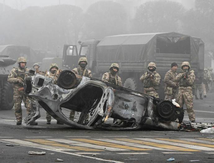 Katonák Almati főterén Fotó: Mariya Gordeyeva/REUTERS