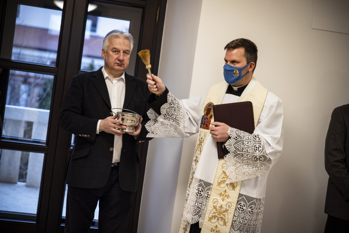 Semjén Zsolt miniszterelnök-helyettes a szenteltvíztartóval Bese Gergő plébános mellett – Fotó: Fischer Zoltán / Miniszterelnöki Sajtóiroda / MTI