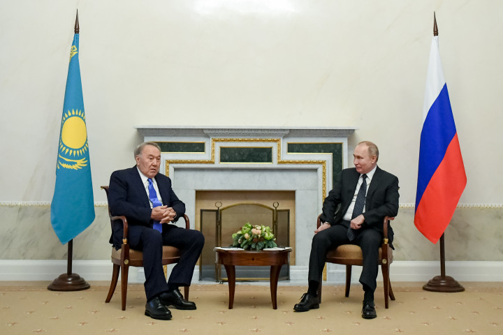 A korábbi kazah elnök, Nurszultán Nazarbajev és az orosz elnök, Vlagyimir Putyin találkozója 2021. december 28-án Szentpéterváron – Fotó: Jevgenyik Bijatov / POOL / TASS / Getty Images