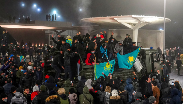 Tüntetők 2022. január 5-én Almatiban – Fotó: Abduaziz MADYAROV / AFP