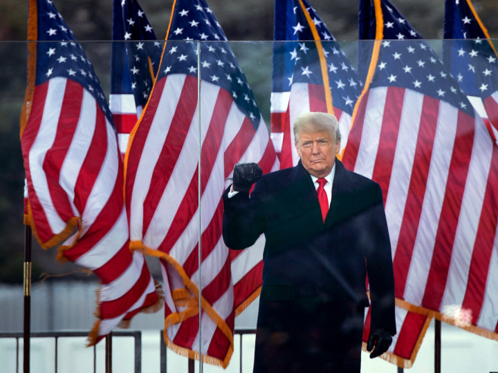 Donald Trump köszönti támogatóit az ostrom előtt a Fehér Ház közelében 2021. január 6-án – Fotó: Brendan Smialowski / AFP