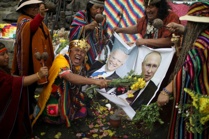 A hét képe még 2021 utolsó pillanataiban készült a perui sámánok szilveszter előtti hagyományos rituáléján. A szellemvilág kapcsolattartói a limai San Cristobal-hegyen végeznek jövőt kutató szertartásokat minden évben. Jól látszik, hogy szerintük valójában Joe Biden és Vlagyimir Putyin, a nagyhatalmak helytartói forgatják a világ kerekét majd 2022-ben is – Fotó: Pilar Olivares / Reuters