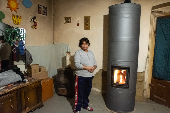 Flóra, balra mellette a régi vaskályha, jobbra az új Hőoszlop. © Habitat for Humanity Magyarország / Csátich Renátó