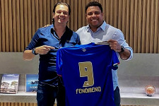Ronaldo megvásárolta egykori klubját, elköszönt a kapustól, a mérges drukkerek tüntettek