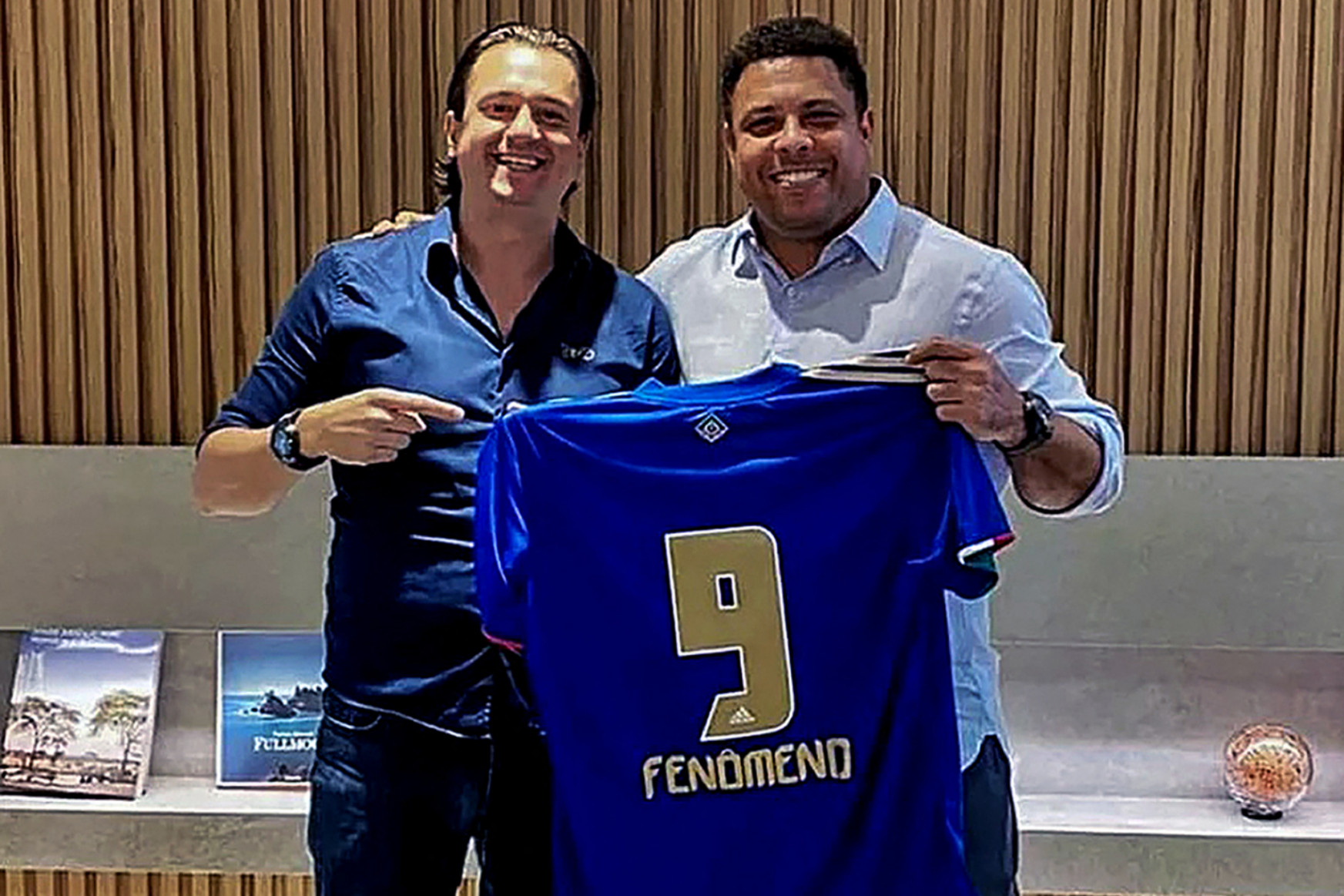 Ronaldo megvásárolta egykori klubját, elköszönt a kapustól, a mérges drukkerek tüntettek