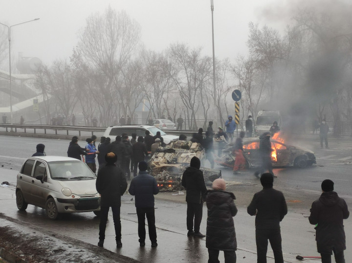 A tüntetések zavargásokká fajultak, a demonstrálók autókat gyújtottak fel és polgármesteri is kiégett 2022. január 5-én – Fotók: Stringer / Anadolu Agency; Valery Sharifulin / TASS /Getty Images