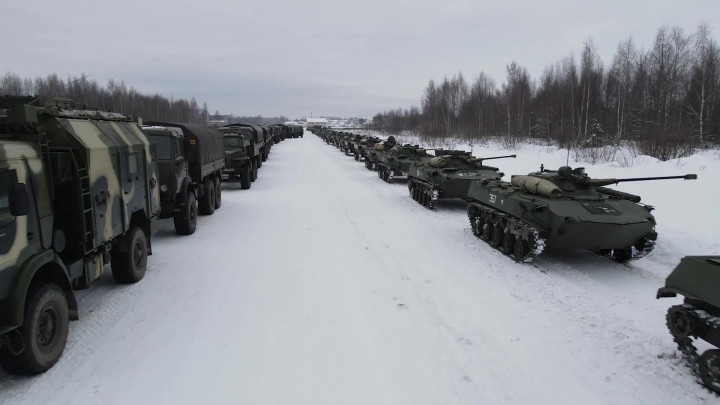 Orosz katonák repülőgépekkel és katonai járművek indulnak Kazahsztánba a Moszkva közelében lévő Ivanovo katonai bázisról 2022. január 6-án – Fotó: Orosz Védelmi Minisztérium / Anadolu Agency / Getty Images