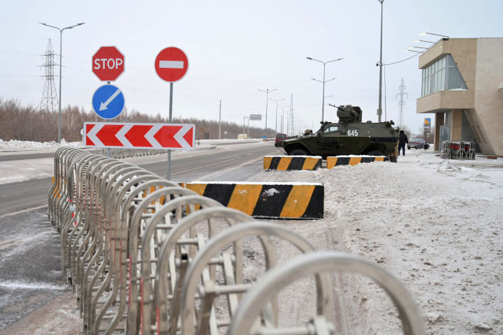 Katonák állnak őrt a kazahsztáni Nursultan egyik utcájában 2022. január 7-én – fotó: Abzal Kaliyev / Sputnik / AFP