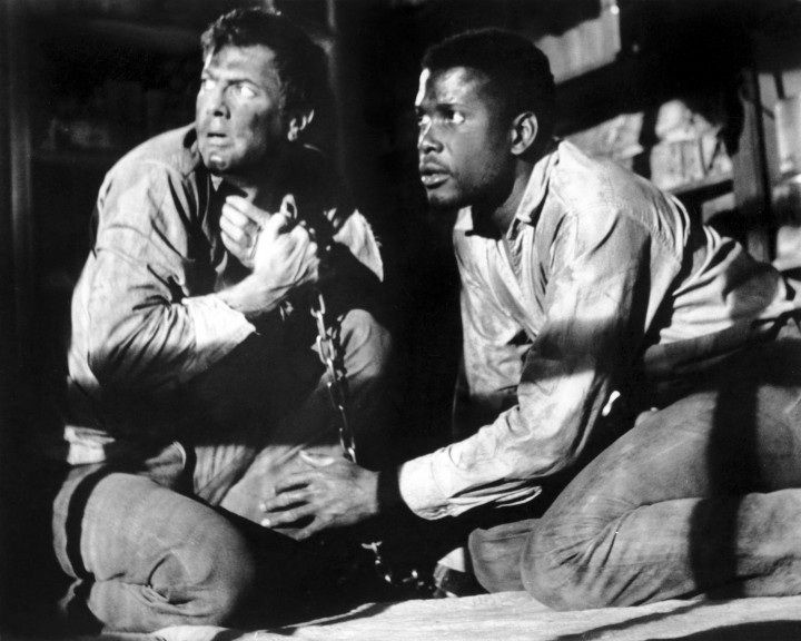 Sidney Poitier és Tony Curtis a Megbilincseltek című filmben – Kép: Lomitas Productions / Curtleigh / Collection Cristophel / AFP