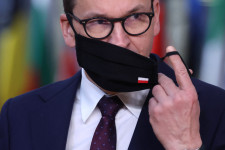 A lengyelek nem maximálják a benzin árát, hanem csökkentik az áfáját, és 400 forint alá mennek