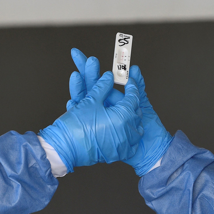 Fokozódik az omikron fenyegetése a visegrádi régióban, mégis van, ahol lazítanak