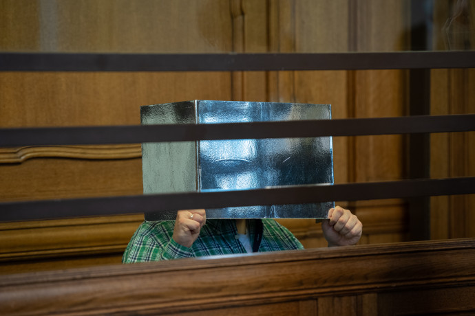 A kannibalizmussal vádolt Stefan R. a bíróságon eltakarta arcát – Fotó: Paul Zinken/picture alliance/Getty Images