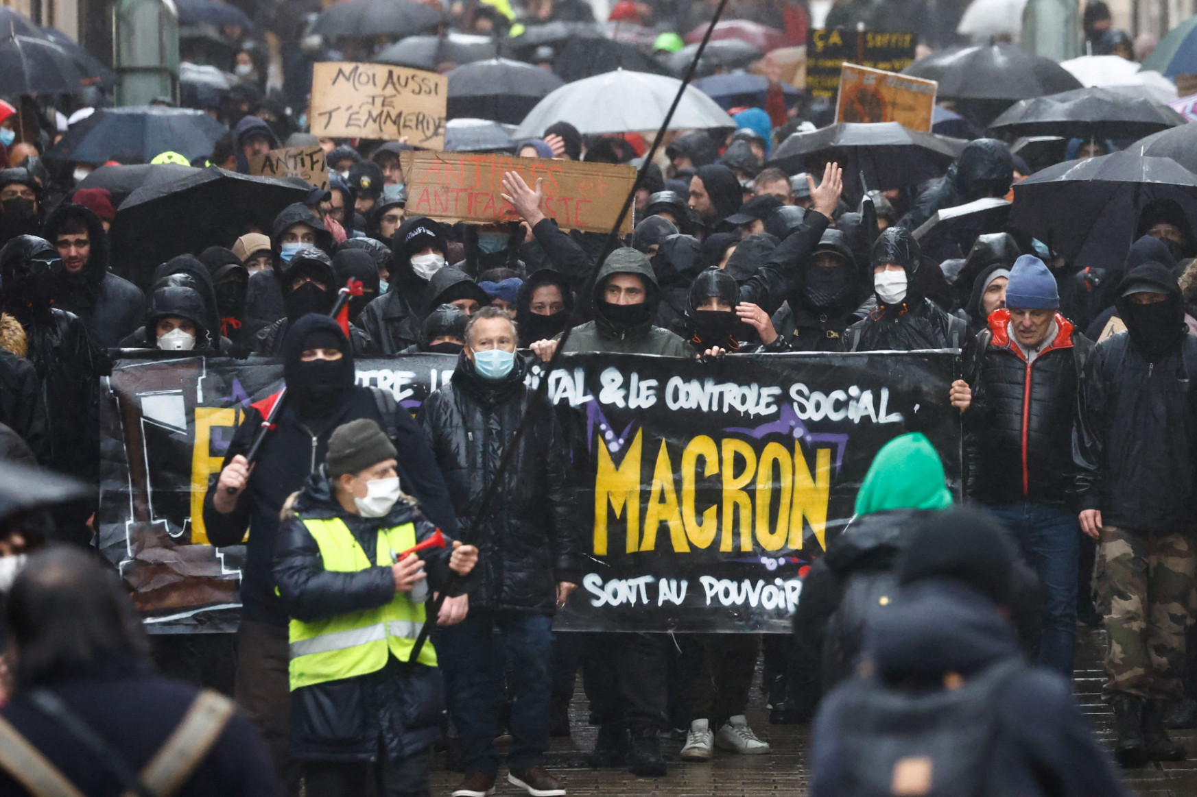 Franciaországban száz-, Bécsben negyvenezren tüntettek a korlátozások ellen