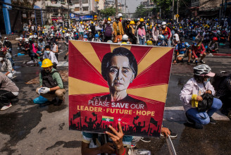 Walkie-talkie rádiók illegális behozatala miatt újabb négy év börtönre ítélték Aung Szan Szú Kjit