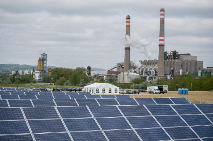 Napelem panelek a pécsi fotovoltaikus erőműben, háttérben a pécsi hőerőmű – Fotó: Sóki Tamás / MTI