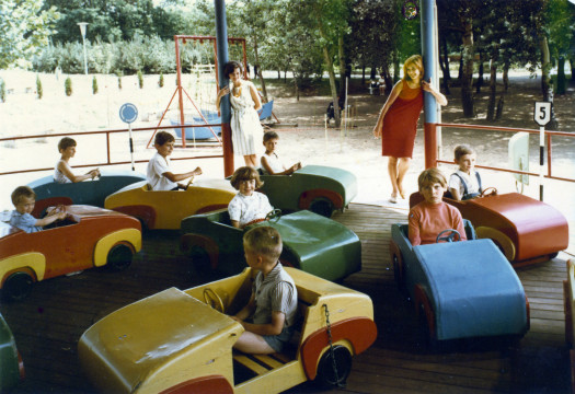 Életképek a vidámparkban 1974-ben – Fotó: Debreceni Állatkert és Vidámpark / Fortepan