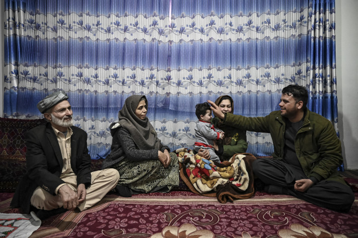 Hamid Safi megsimogatja Sohail Ahmadit a kisfiú nagyapjának kabuli házában, 2022. január 9-én – Fotó: Mohd Rasfan / AFP