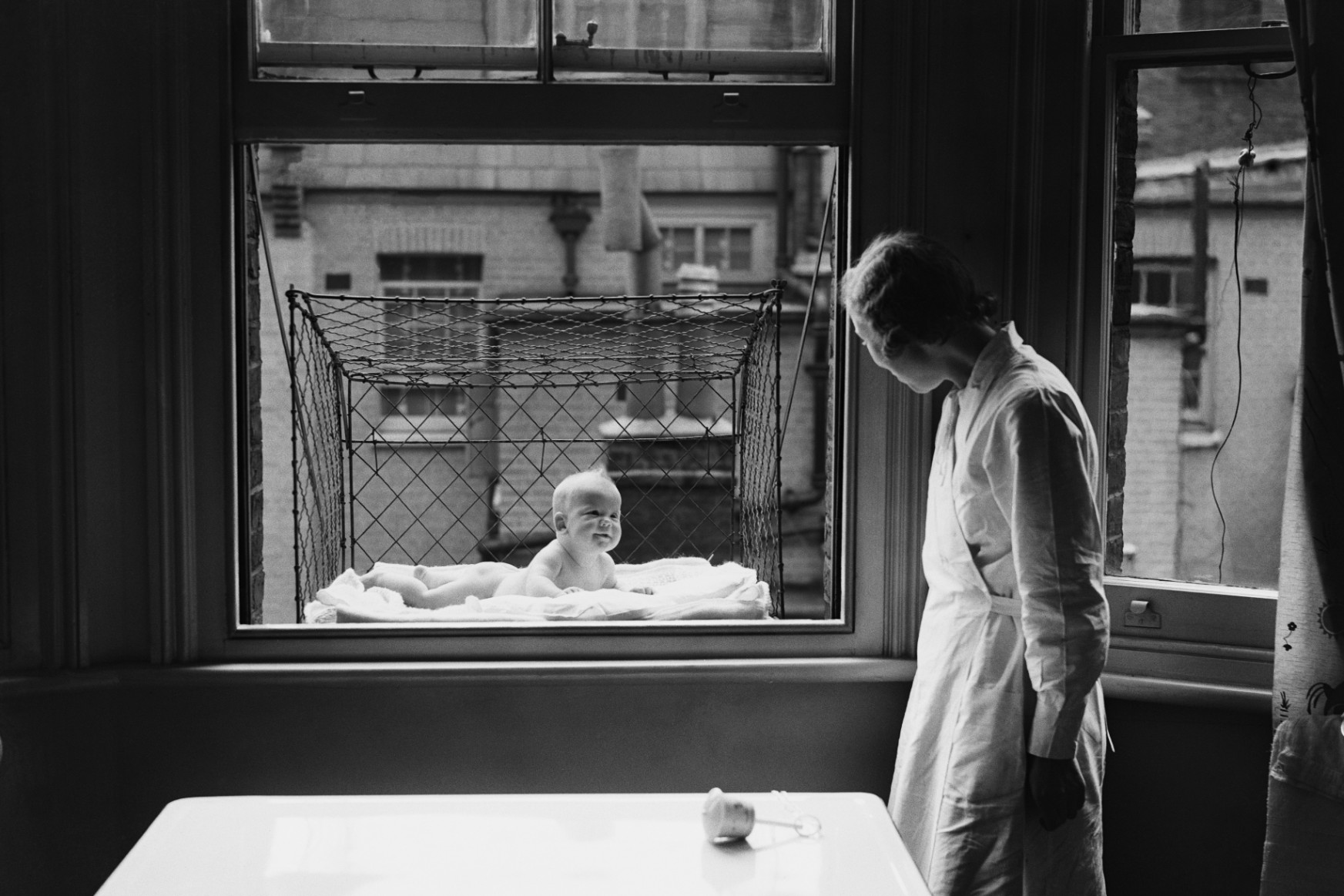 Száz éve Amerikában az ablakba kirakott ketrecekben levegőztették a babákat