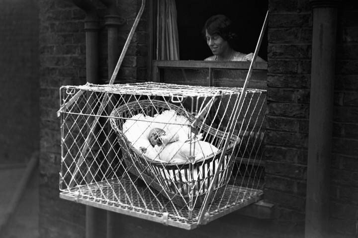 Száz éve Amerikában az ablakba kirakott ketrecekben levegőztették a babákat