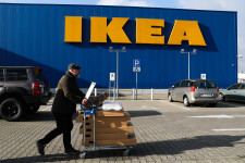 Kevesebb táppénzt kapnak az oltatlan dolgozók az IKEA-nál Nagy-Britanniában