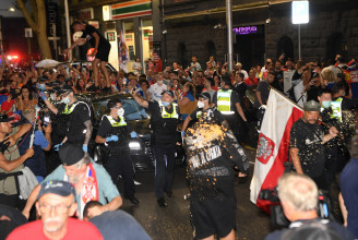 Djoković rajongóit könnygázzal fújták le az ausztrál rendőrök
