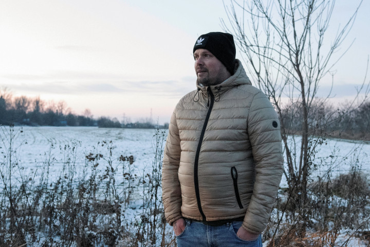 Kardos Roland, a Magyar Magánállatkertek Egyesületének elnöke a mező előtt, ahol valószínűsíthetően a felvétel készült – Fotók: Melegh Noémi Napsugár / Telex
