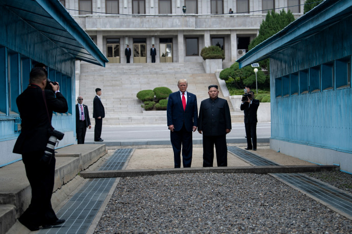 Az észak-koreai vezető és Donald Trump találkozója a demilitarizált övezetben 2019. június 30-án – Fotó: Brendan Smialowski / AFP