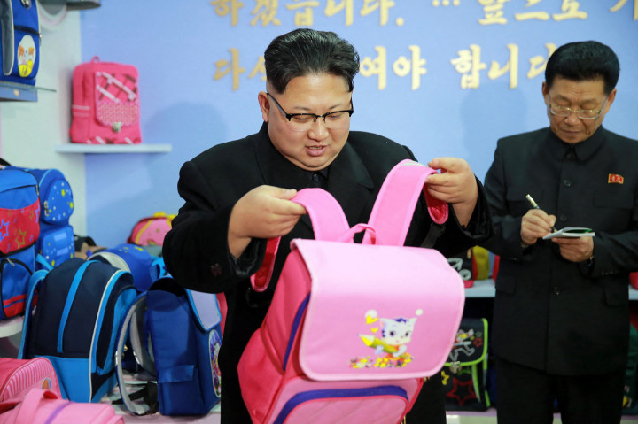 Kim Dzsongun megtekint egy táskagyárat 2017 januárjában – Fotó: KCNA / KNS / AFP