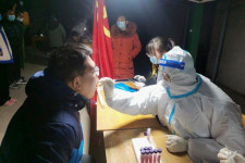Már húszmillió ember él zárlat alatt Kínában a koronavírus újbóli terjedése miatt