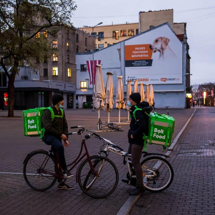 Ömlik a pénz a Magyarországon is aktív taxis és futárcégbe