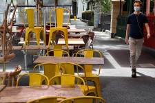 Itt az omikron, de Magyarország nem szigorít – kellene?