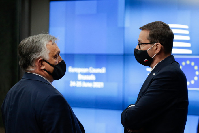 Orbán Viktor miniszterelnök és Mateusz Morawiecki lengyel kormányfő az európai uniós tagországok állam-, illetve kormányfőinek kétnapos csúcstalálkozóján Brüsszelben 2021. június 25-én – Fotó: Aris Oikonomou / AFP