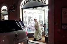 Véletlenül meglátták Ferenc pápát, ahogy egy CD-vel a hóna alatt kilép egy lemezboltból