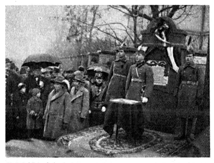 Hanzély Pál főhadnagy emlékművének leleplezése Szolnokon, dr. Rankay Béla százados emlékbeszédet mond – Forrás: Képes Pesti Hirlap, 1932. január 12. (54. évfolyam, 6. szám) / Arcanum Digitális Tudománytár