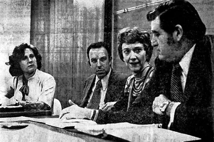 Burgess (jobbról a második) a nemi erőszakról és a büntető igazságszolgáltatási rendszerről tartott egész napos panelbeszélgetésen a Boston College-ban a 70-es évek elején – Fotó: Boston College