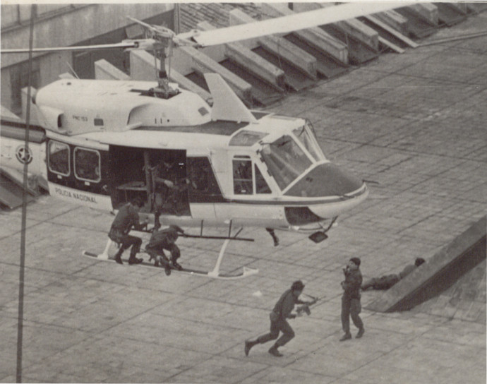 Rendőrök érkeznek a tetőre az igazságügyi palota ostroma idején – Fotó: Wikipedia / rendőrségi felvétel