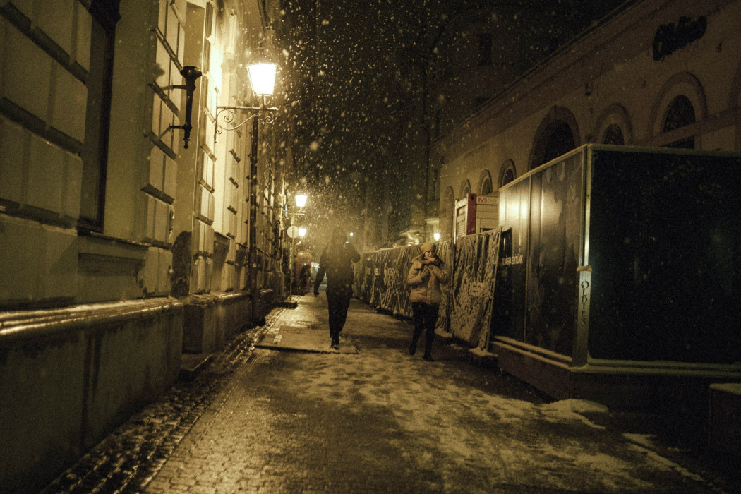 Az Oroszlán utca egy havas téli estén – Fotó: Bálint András / Szegeder