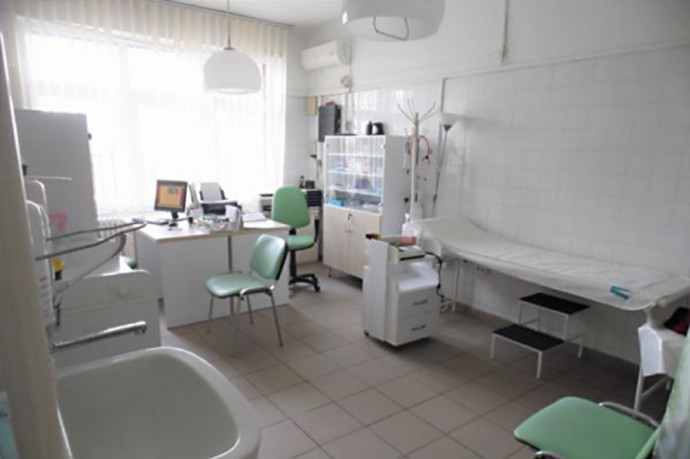 Nem indít fegyelmi eljárást a bunyós fóti orvos ellen a munkáltatója, azt még nem tudják, van-e működési engedélye