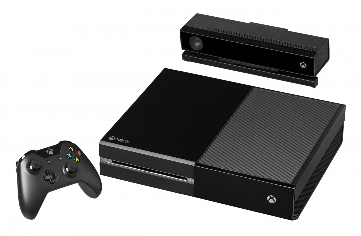 Az Xbox One X modell a már korábban kivezetett Kinect kiegészítővel – Fotó: Microsoft