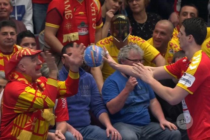 Szép jelenet a szurkolói szeretetről, csak nem a koronavírus-járvány csúcsán