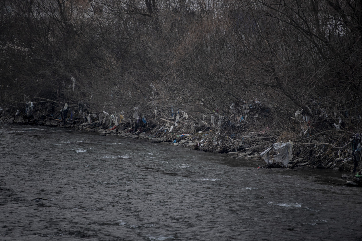 When the water level is high waste from the Rakhiv landfill is swept right into the Tisza – Photo by János Bődey / Telex