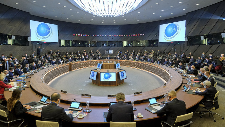 Orosz küldöttség a NATO központjában tartott általános ülésen 2022. január 12-én Brüsszelben – Fotó: NATO / Anadolu Agency / AFP
