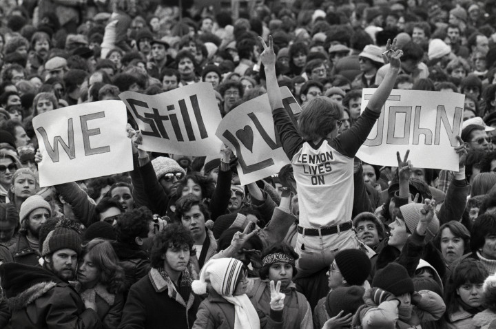 Nagyjából ötvenezer embert gyűlt össze 1980. december 14-én a Central Parkban, hogy John Lennonra emlékezzenek, akit egy rajongója gyilkolt meg – Fotó: Bettmann / Getty Images